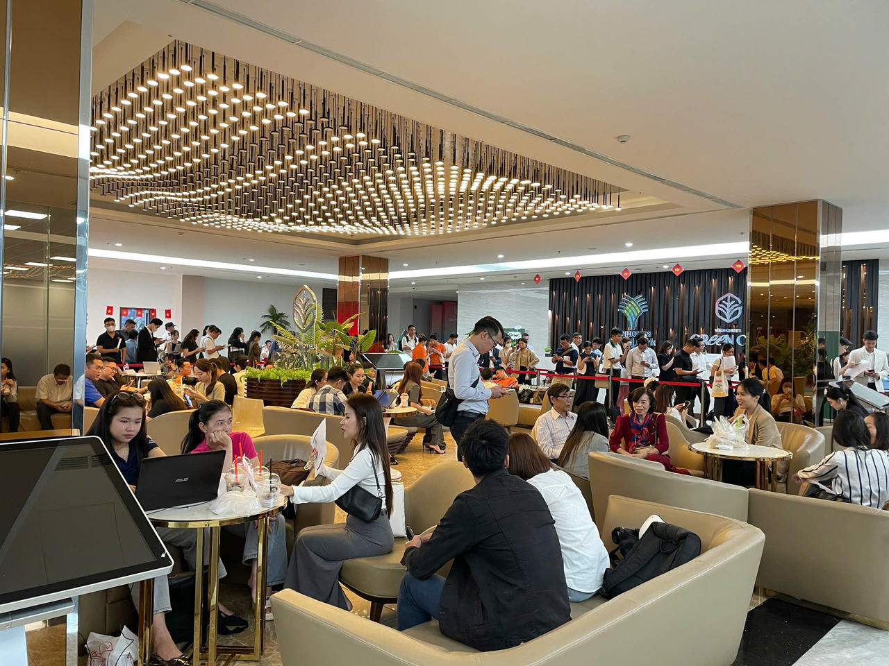 Các văn phòng bán hàng Vinhomes đông nghẹt khách trong những ngày đầu nhận ký quỹ giữ chỗ Vịnh Ngọc