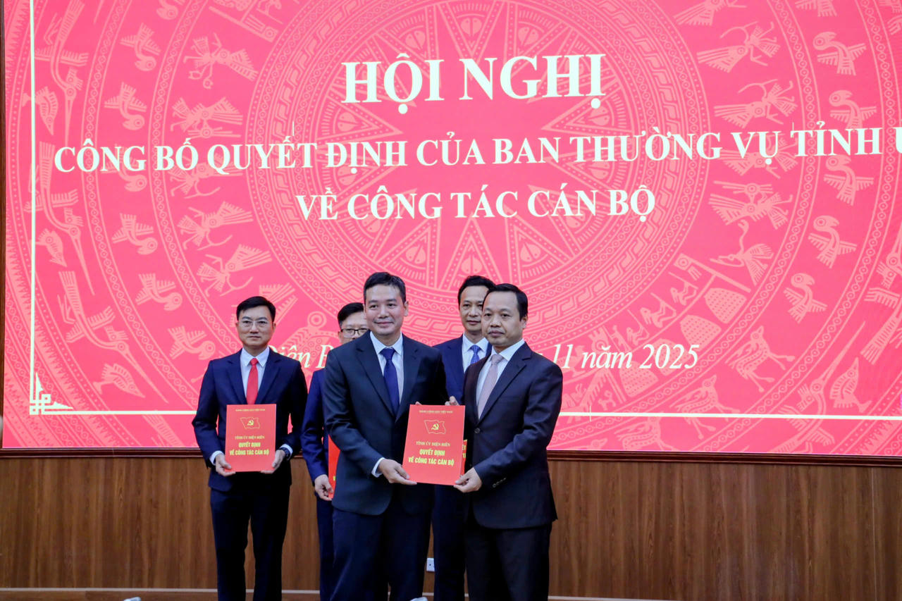 Bí thư Tỉnh ủy trao quyết định cho ông Phạm Trọng Tài giữ chức Phó chánh văn phòng Tỉnh ủy.