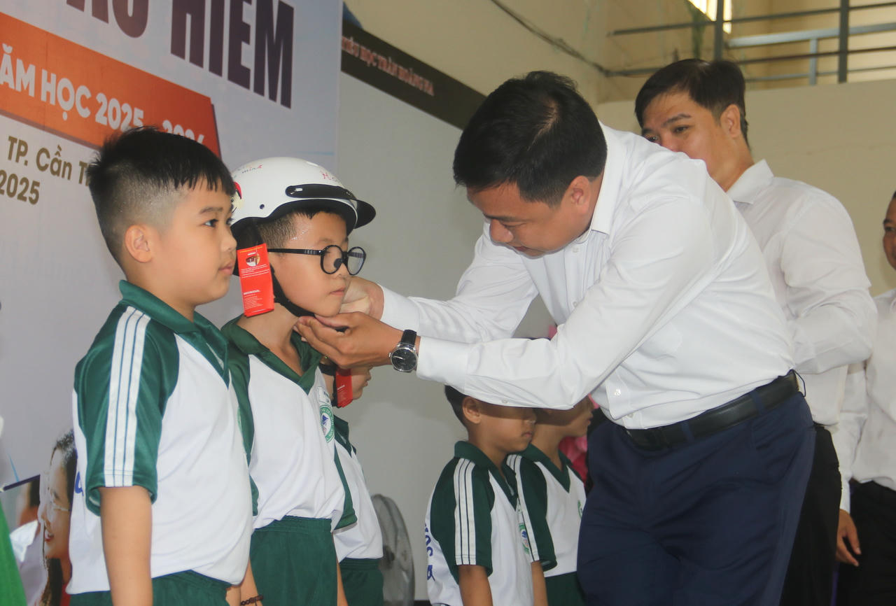 Ông Võ Hồng Lam – Phó Giám đốc Sở GD&amp;ĐT TP Cần Thơ trao tặng mũ bảo hiểm cho học sinh lớp 1