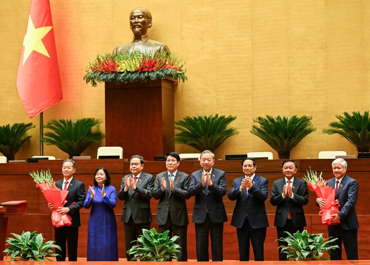 Lãnh đạo Đảng, Nhà nước tặng hoa chúc mừng ông Đỗ Văn Chiến và ông Nguyễn Văn Quảng. (Ảnh: Duy Linh)