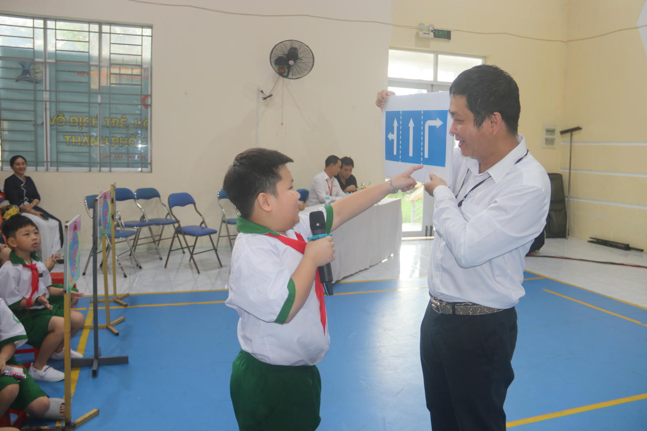 Học sinh được hướng dẫn và nhận diện các biển báo giao thông