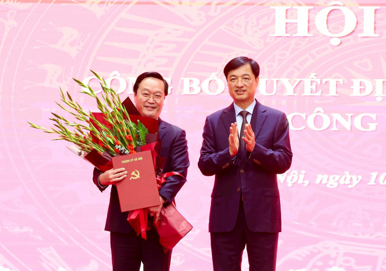 Bí thư Thành ủy Hà Nội Nguyễn Duy Ngọc tặng hoa chúc mừng ông Nguyễn Đức Trung.