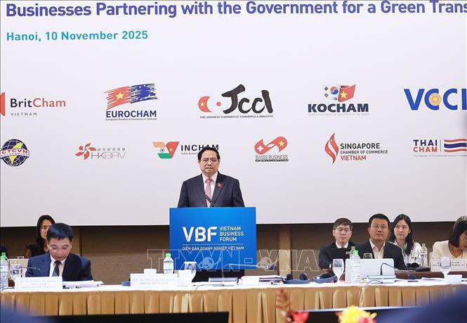 Thủ tướng Phạm Minh Chính phát biểu tại Diễn đàn doanh nghiệp Việt Nam thường niên với chủ đề “Doanh nghiệp đồng hành với Chính phủ chuyển đổi xanh trong kỷ nguyên số”. Ảnh: Dương Giang/TTXVN