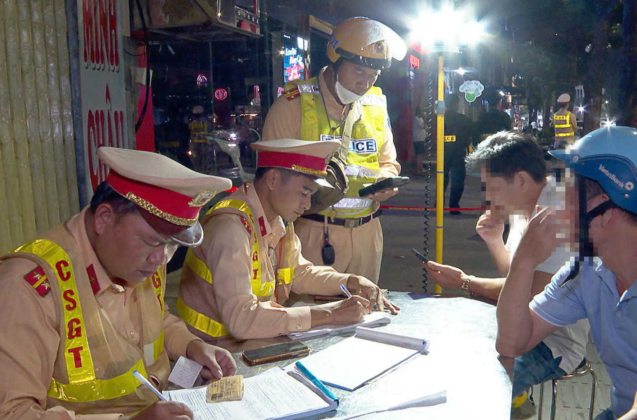 Lực lượng Cảnh sát giao thông, phối hợp với Công an các phường, xã tập trung xử lý vi phạm về nồng độ cồn.