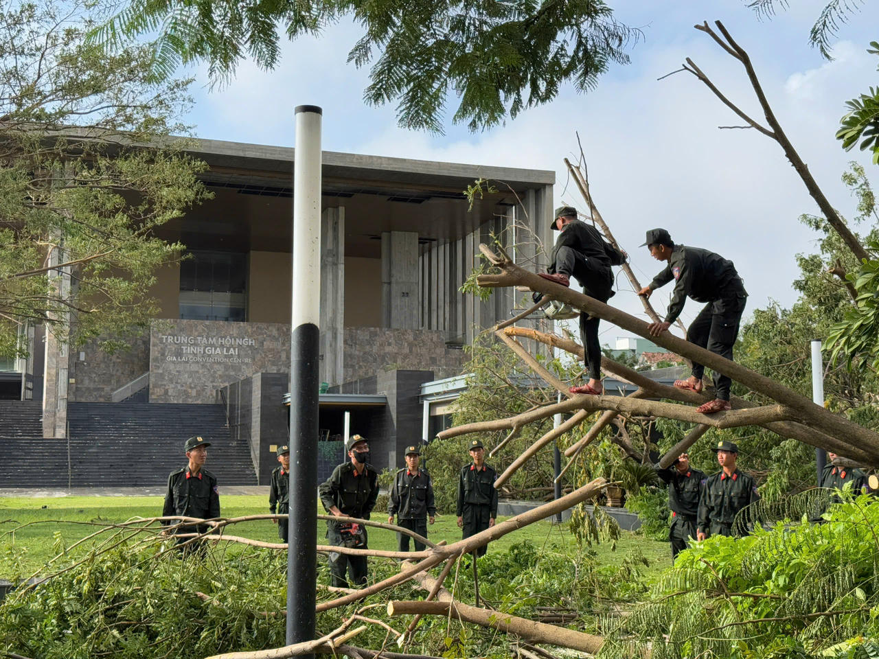 Các chiến sĩ CSCĐ khắc phục hậu quả do bão số 13 gây ra.