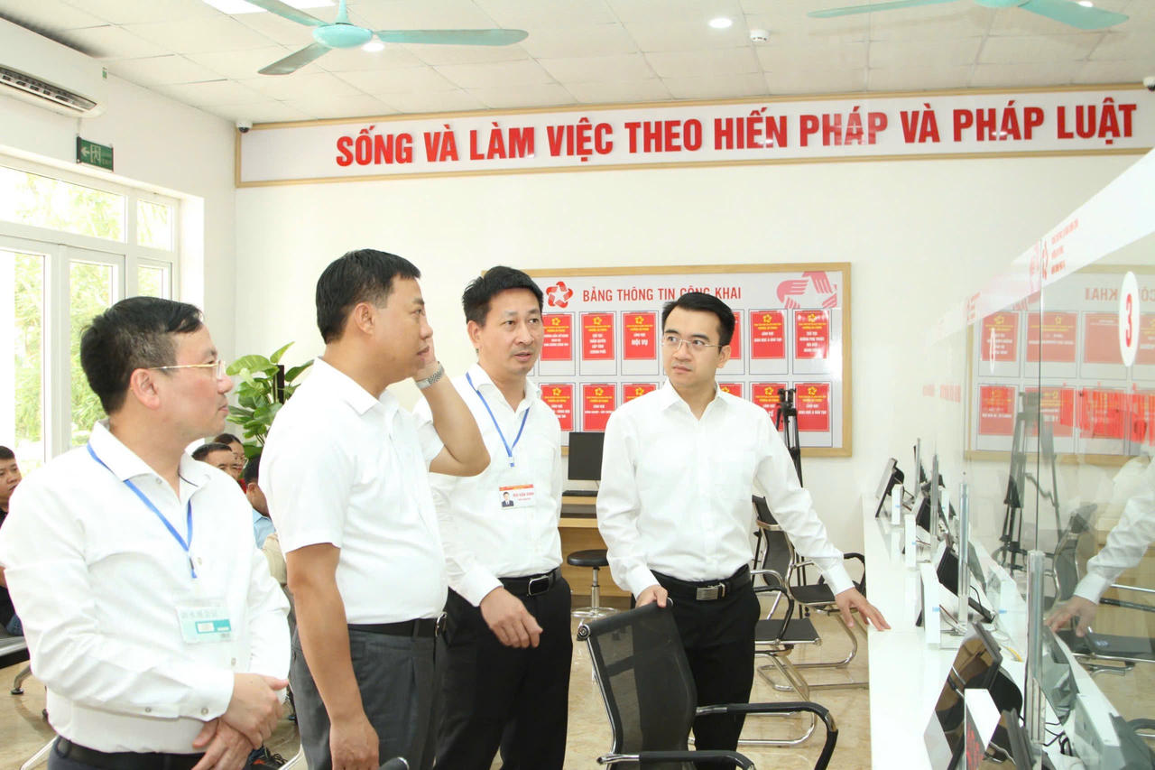 Lãnh đạo phường An Phong kiểm tra hoạt động Trung tâm hành chính công.&nbsp;(Ảnh: Hải Anh)