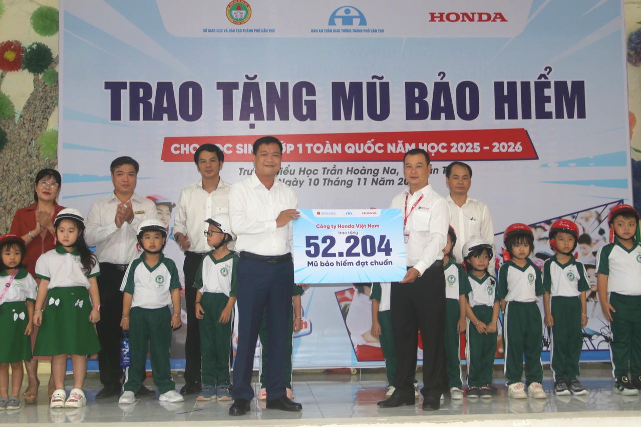 Cần Thơ tặng mũ bảo hiểm và tuyên truyền An toàn giao thông cho học sinh tiểu học