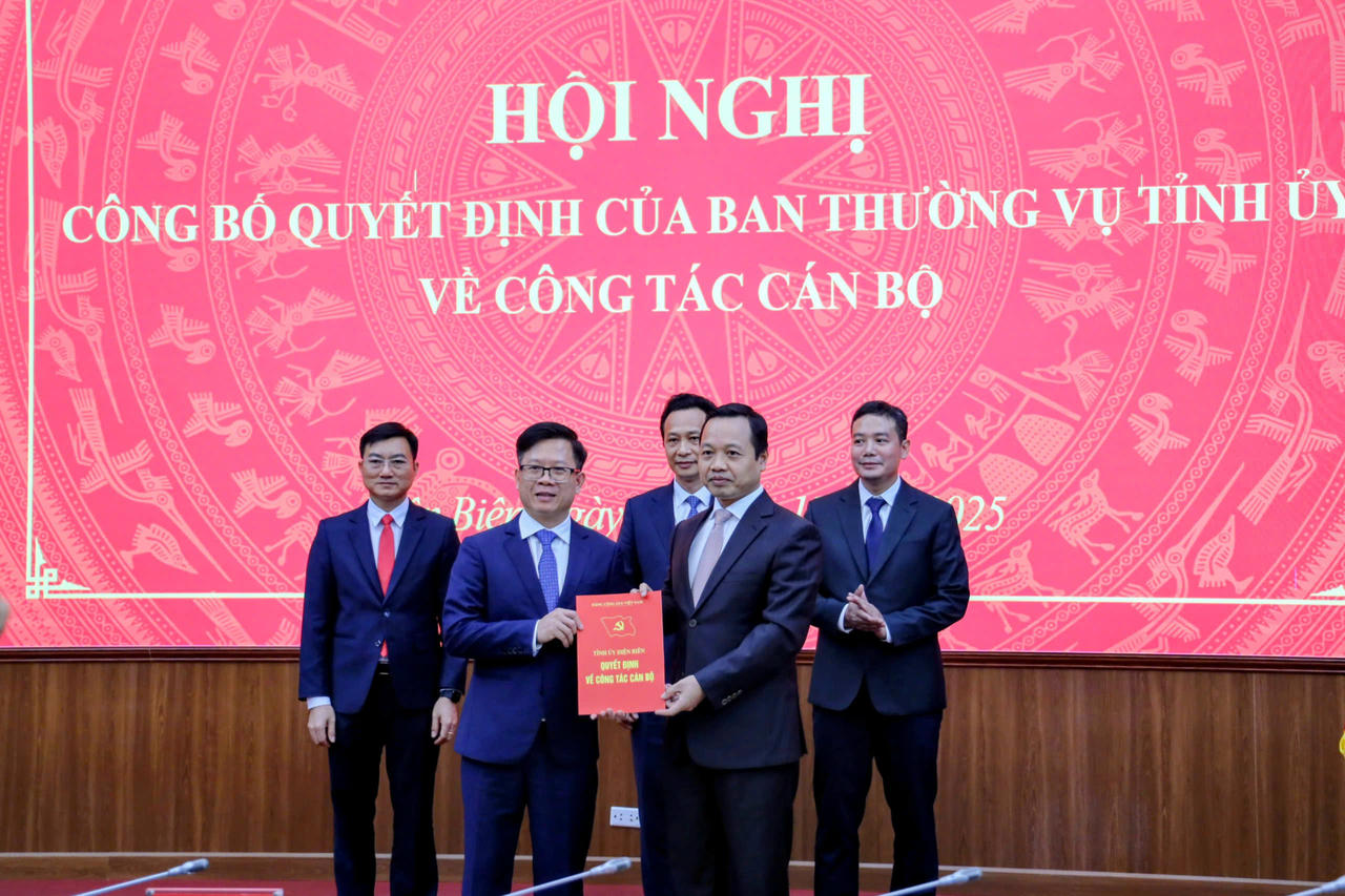 Bí thư Tỉnh ủy Điện Biên, Trần Tiến Dũng trao quyết định cho ông Phạm Đức Toàn - Trưởng ban Tổ chức Tỉnh uỷ.