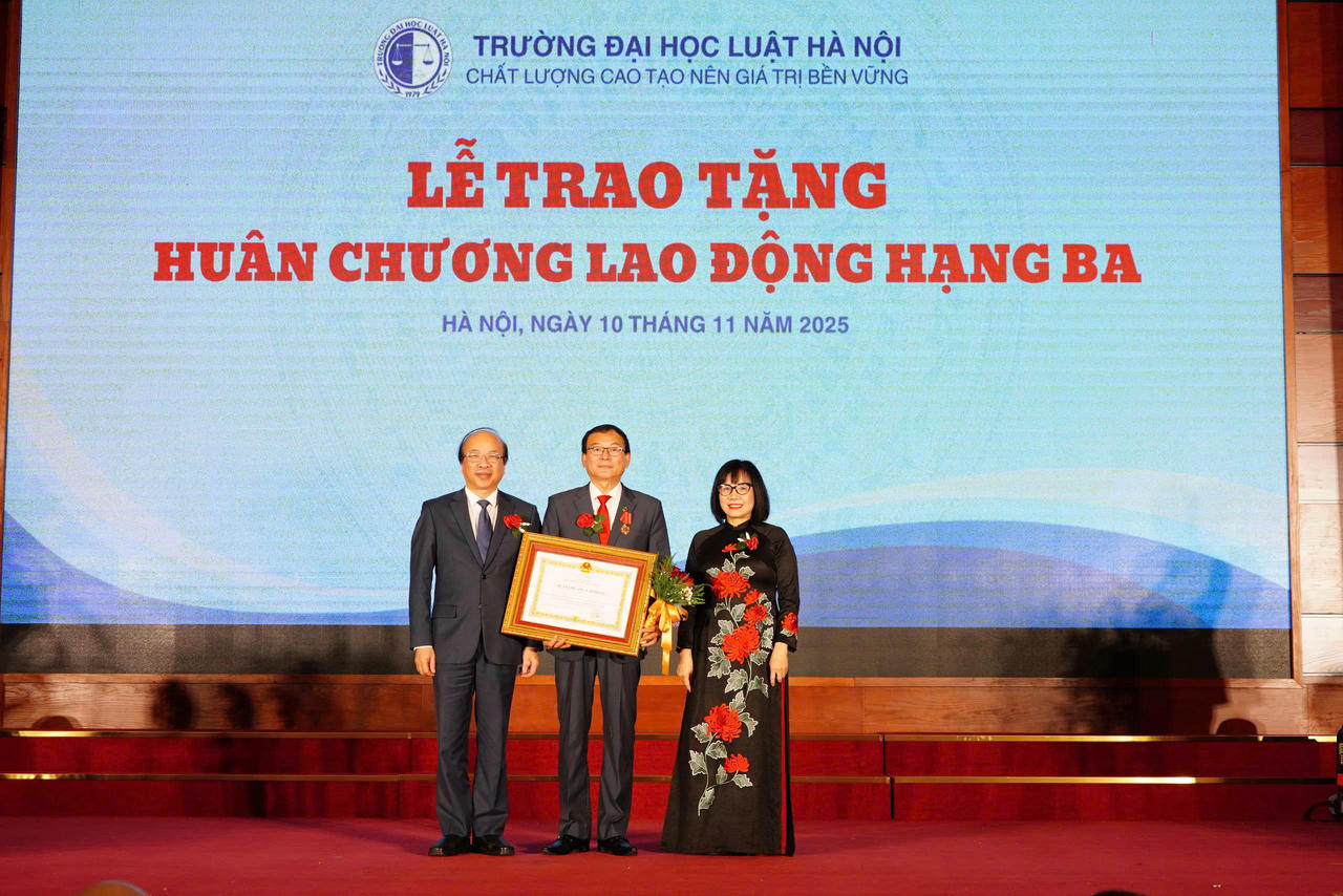 Thứ trưởng Đặng Hoàng Oanh, Thứ trưởng Phan Chí Hiếu trao tặng Huân chương Lao động hạng Ba cho PGS.TS Nguyễn Quang Tuyến, Phó Chủ tịch Hội đồng Trường, Trưởng Khoa Pháp luật kinh tế, Trường Đại học Luật Hà Nội.