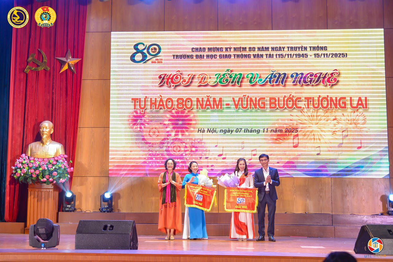 Đại diện 02 đội Giải Nhì nhận giải thưởng của Ban Tổ chức.&nbsp;