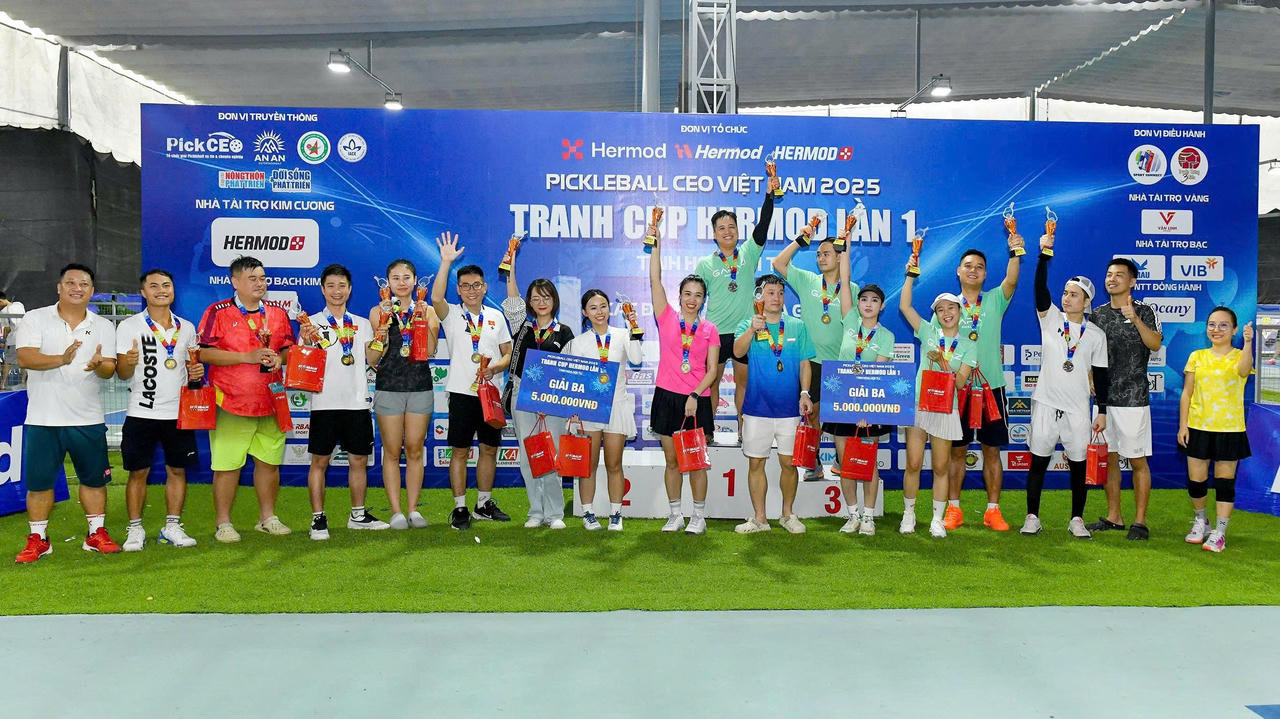 Vận động viên 2 Team Tốc Độ và Team Toả Sáng nhận giải Ba.