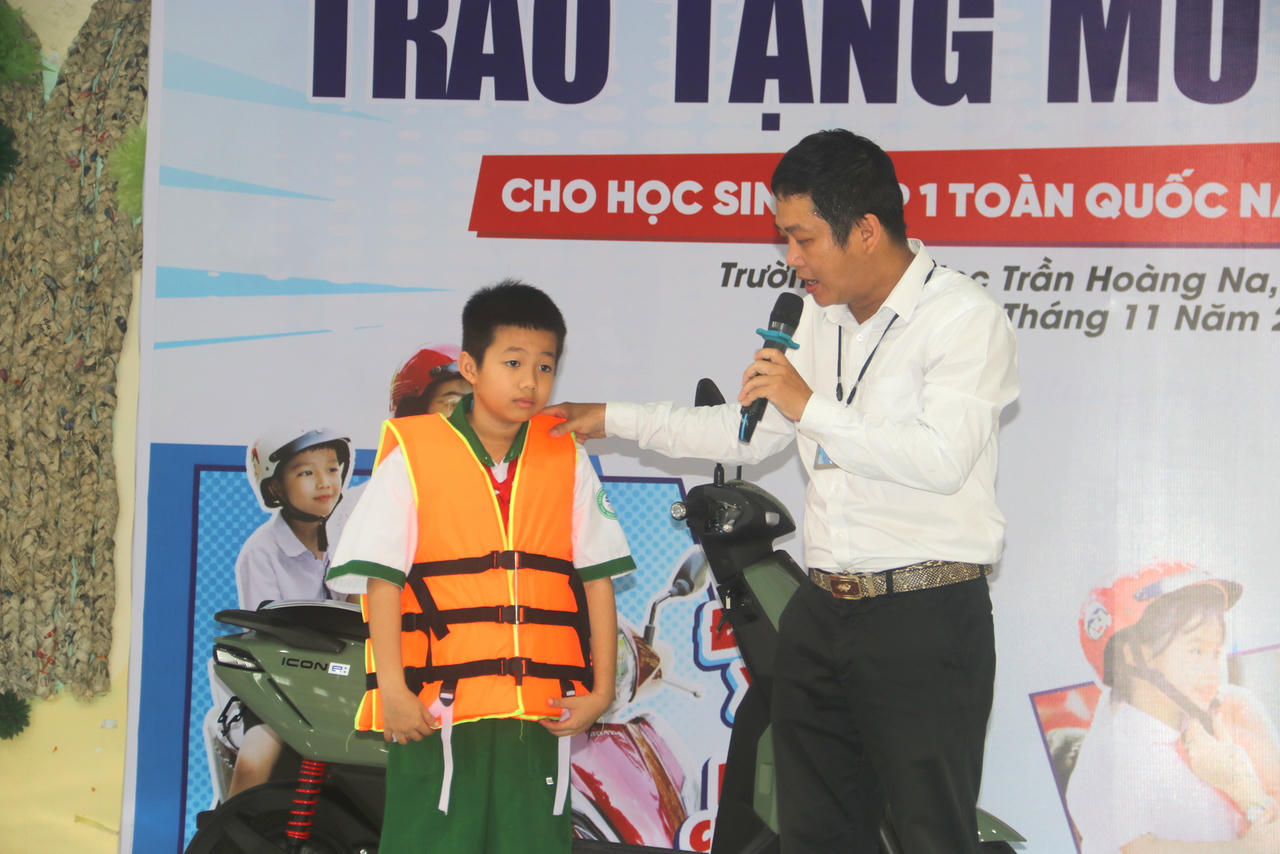 Học sinh được hướng dẫn và tự mặc áo phao khi đi tàu, thuyền để đảm bảo an toàn