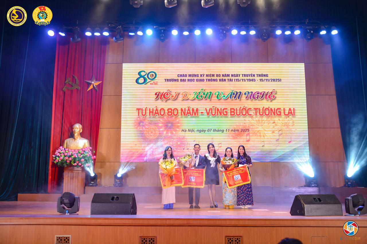 Đại diện 03 đơn vị đạt Giải Ba nhận giải của Ban Tổ chức.&nbsp;