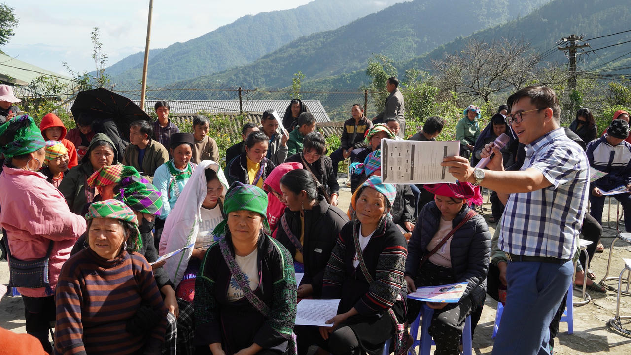 Buổi tuyên truyền đã thu hút gần 100 người dân trong độ tuổi lao động tham gia