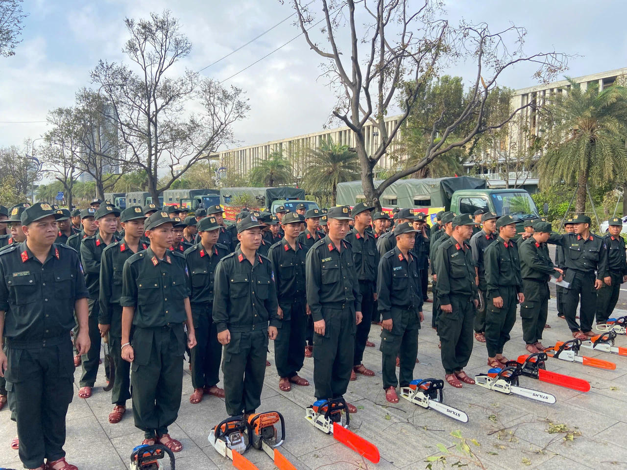 Các chiến sĩ Trung đoàn CSCĐ Nam Trung bộ (E23) chỉnh tề trong lễ ra quân ứng phó và khắc phục hậu quả bão số 13, sẵn sàng lên đường thực hiện nhiệm vụ