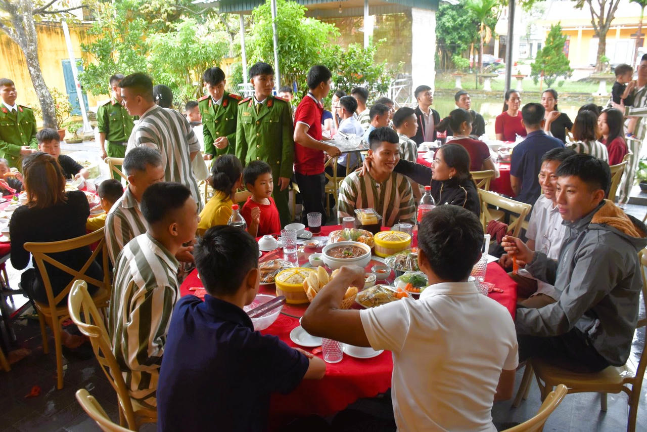 Những bữa cơm ấm áp gắn kết phạm nhân với gia đình, góp phần&nbsp;củng cố niềm tin xã hội vào chính sách nhân đạo, khoan hồng của Nhà nước.