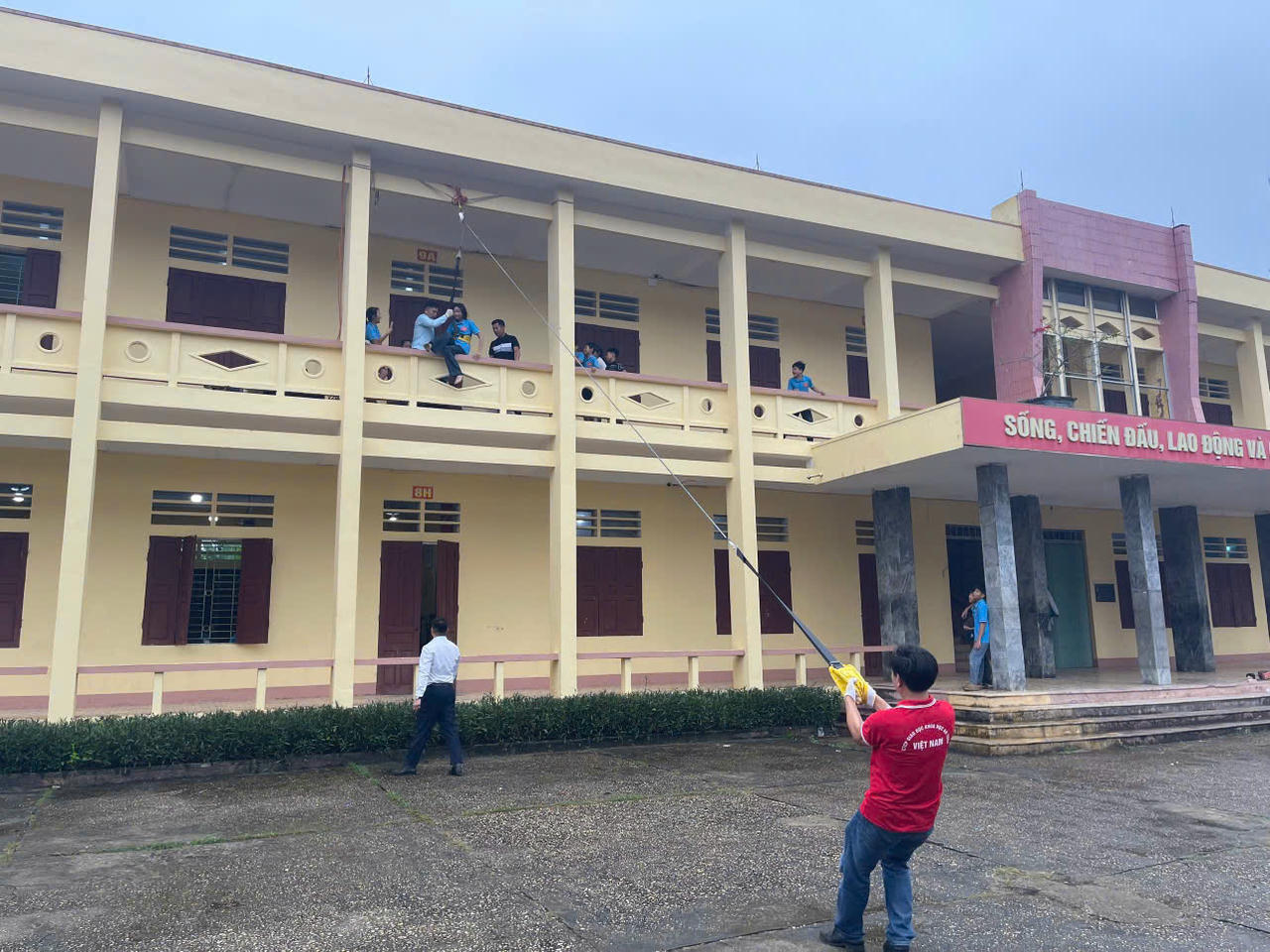 Thực hiện kỹ năng thoát hiểm trên cao bằng dây hạ chậm tại xã Thanh Sơn. (Ảnh: Hoàng Tùng)