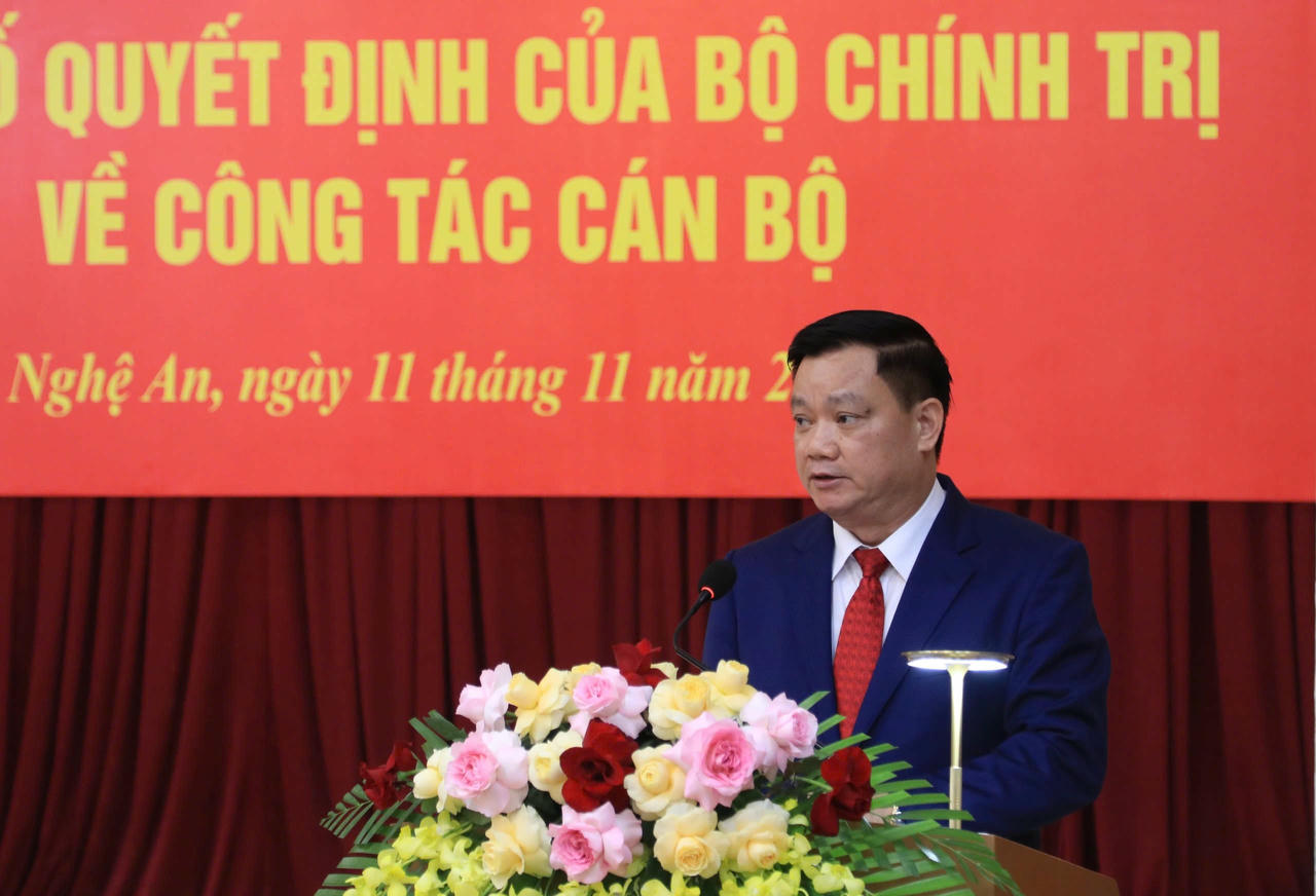 Tân Bí thư Tỉnh uỷ Nghệ An Nguyễn Khắc Thận phát biểu nhận nhiệm vụ. Ảnh: P.B