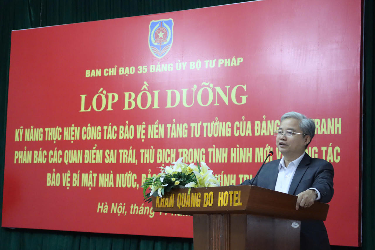 Phó Bí thư Đảng ủy Bộ Tư pháp Nguyễn Quang Thái phát biểu.