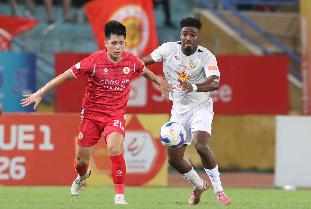Đội bóng Công an Hà Nội bám đuổi Ninh Bình trên bảng xếp hạng
