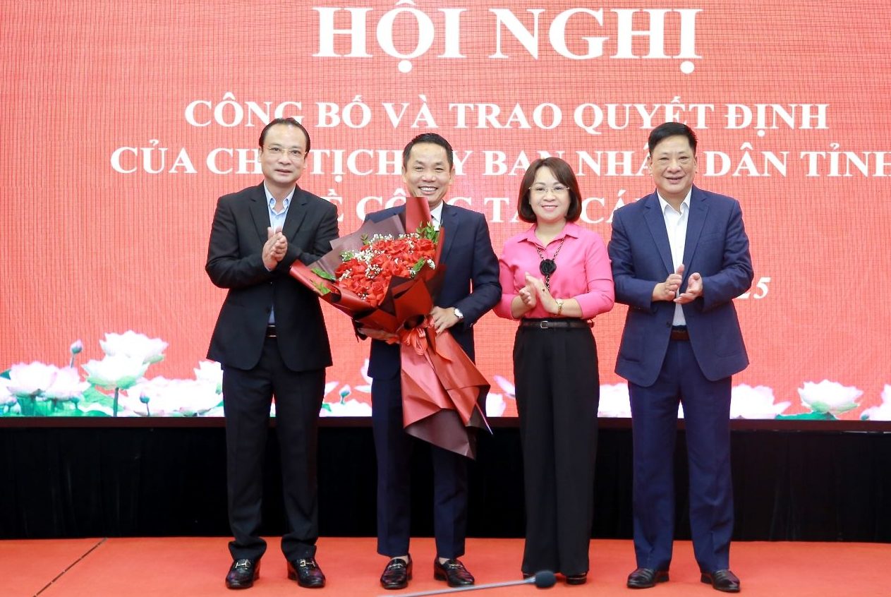 Lãnh đạo Thanh tra tỉnh Sơn La tặng hoa chúc mừng ông Nguyễn Văn Bắc.