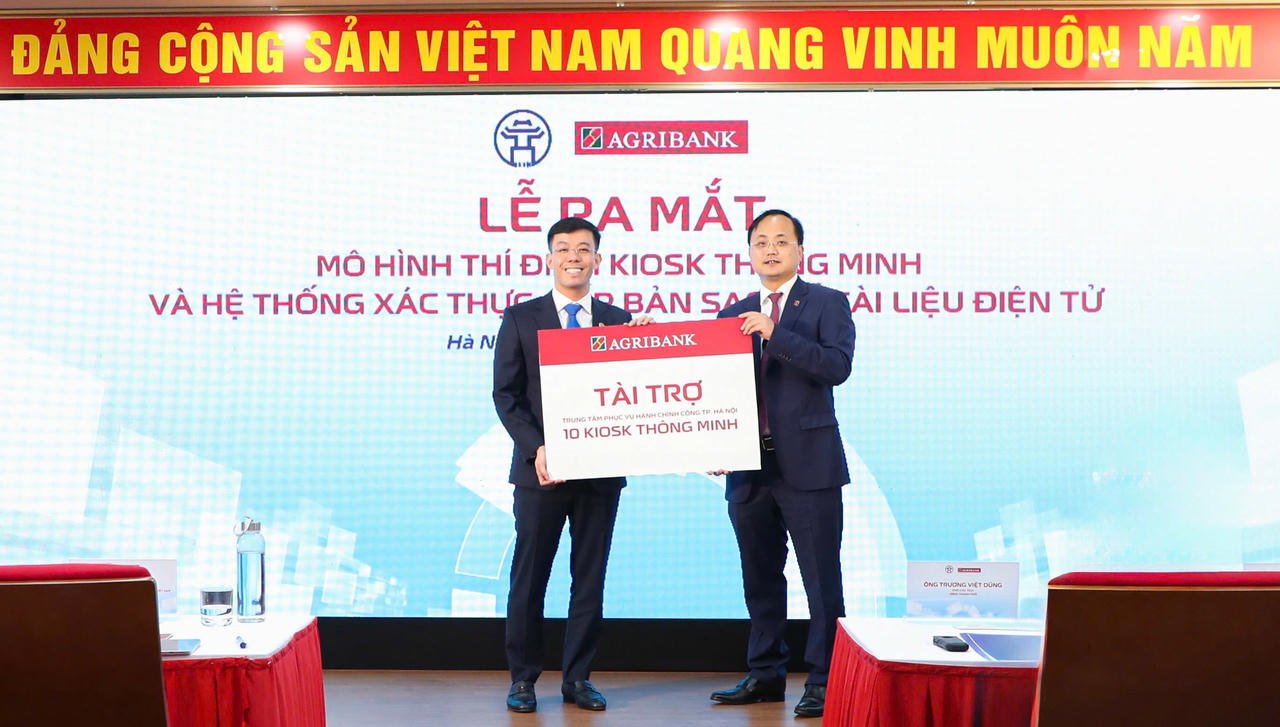 Trao tặng tài trợ giữa Agribank và Trung tâm Phục vụ Hành chính công thành phố Hà Nội.