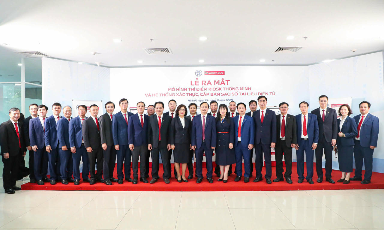 Đại biểu Agribank chụp ảnh lưu niệm tại các Kiosk.