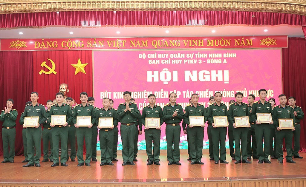Lãnh đạo Ban Chỉ huy  phòng thủ khu vực 3 - Đông A đã trao thưởng cho 14 cá nhân có thành tích xuất sắc trong diễn tập phòng thủ khu vực 3 - Đông A năm 2025. (Ảnh: Hoàng Tuấn)