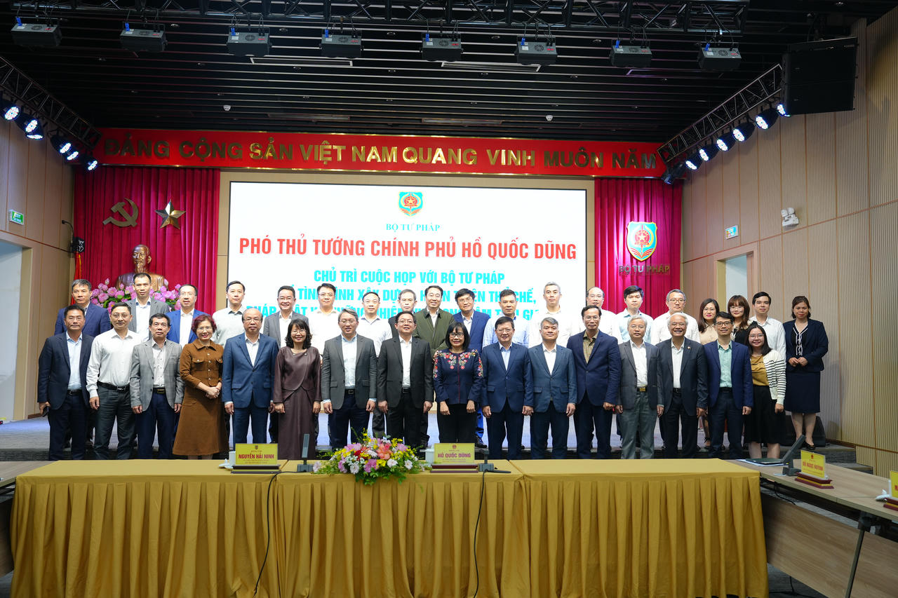 Phó Thủ tướng Hồ Quốc Dũng chụp ảnh lưu niệm cùng các đại biểu tham dự cuộc họp