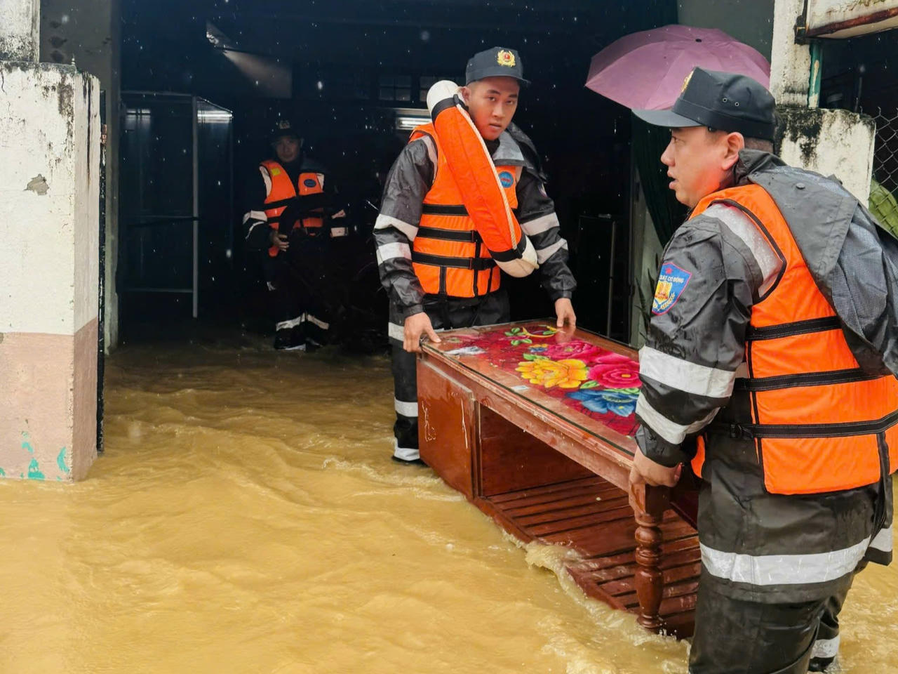 Các chiến sĩ CSCĐ trên địa bàn tỉnh giúp người dân di chuyển tài sản đến nơi an toàn.