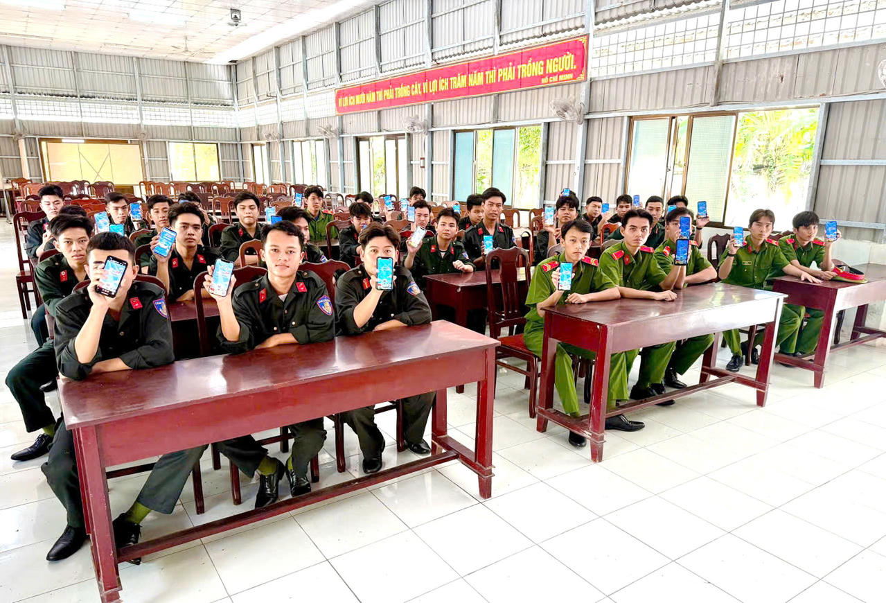 Đoàn viên, thanh niên Công an tỉnh Cà Mau tích cực hưởng ứng các cuộc thi trực tuyến tìm hiểu pháp luật, góp phần lan tỏa phong trào học tập, nâng cao kiến thức pháp luật trong toàn lực lượng.