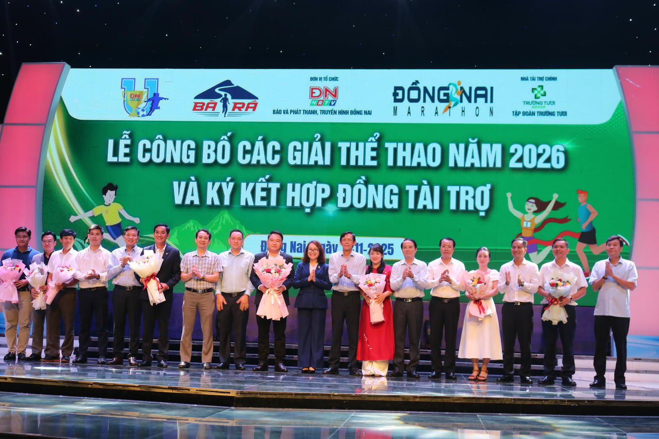 Lãnh đạo Báo và Phát thanh, Truyền hình Đồng Nai tặng hoa cho các đơn vị tài trợ.