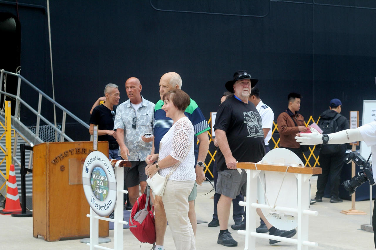 Du khách phấn khởi khi đến Quảng Ninh.