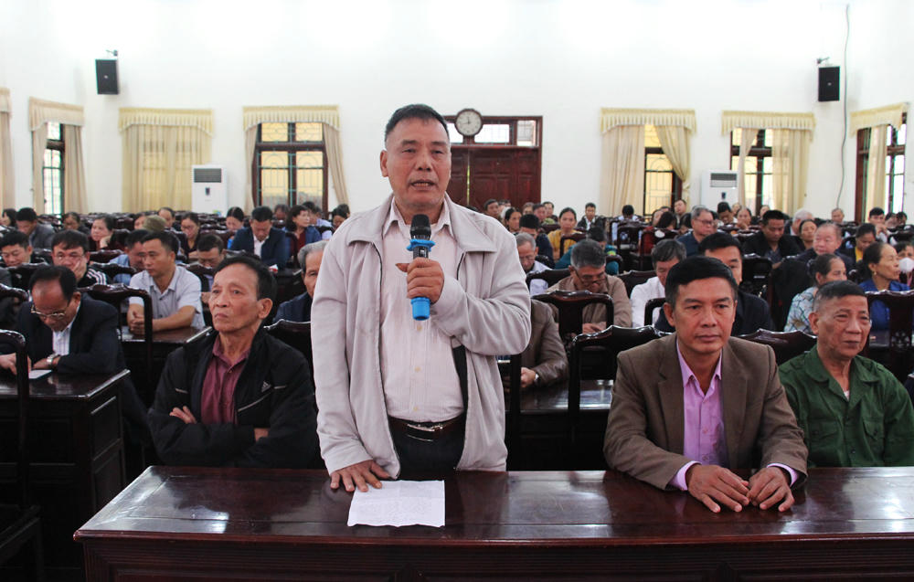 Cử trị xã Yên Thế phát biểu tại buổi tiếp xúc.