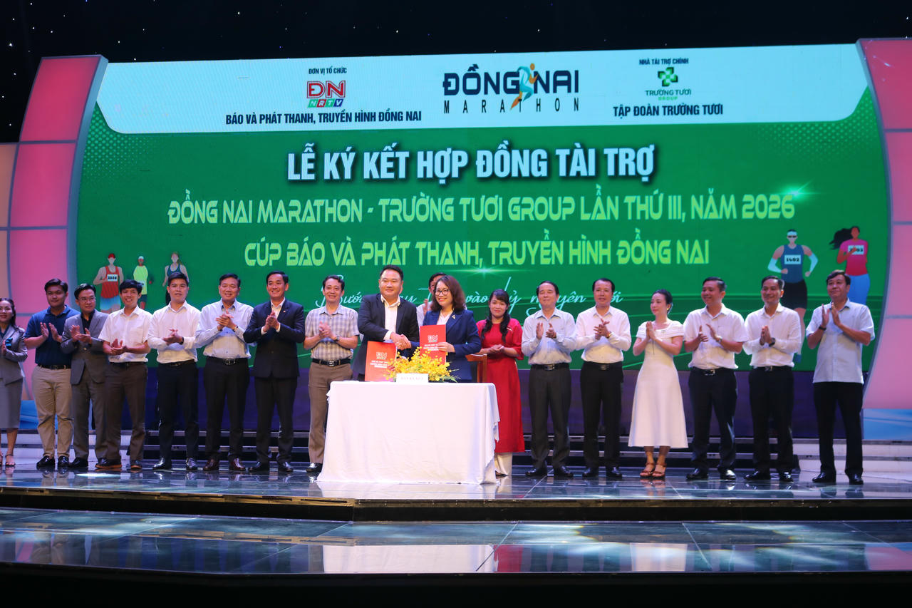 Lễ ký hợp đồng tài trợ với các đơn vị, doanh nghiệp.