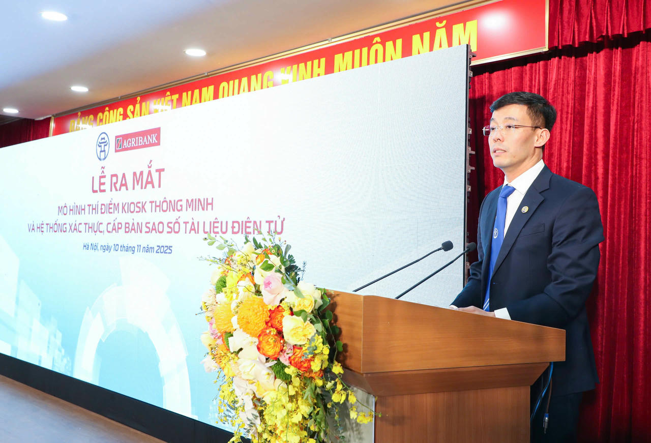 Ông Cù Ngọc Trang - Giám đốc Trung tâm Phục vụ Hành chính công thành phố Hà Nội phát biểu tại sự kiện ra mắt mô hình Kiosk thông minh và Hệ thống xác thực, cấp bản sao số tài liệu điện tử.