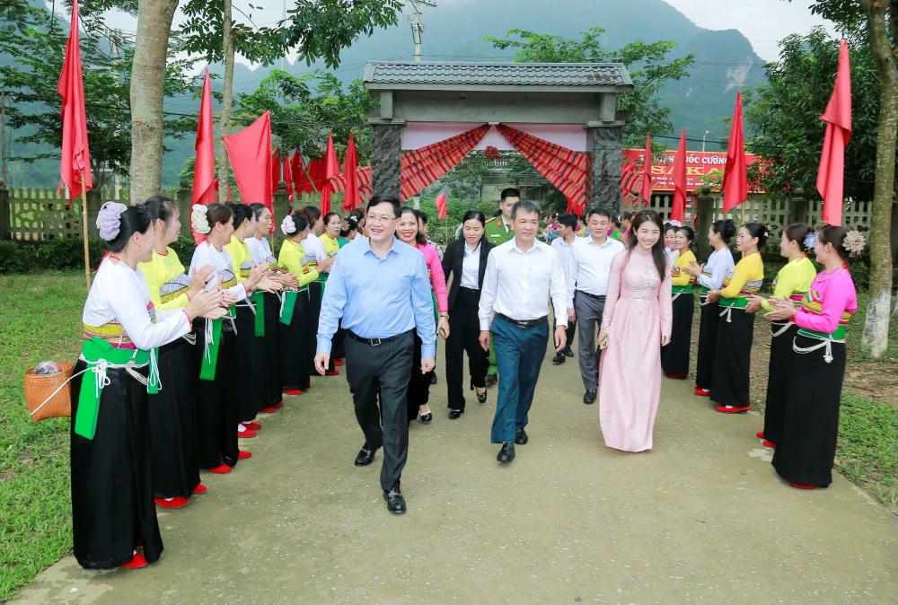 Phó Chủ tịch UBND tỉnh Thanh Hóa Mai Xuân Liêm (áo xanh đi đầu) về chung vui ngày hội Đại đoàn kết toàn dân tộc tại thôn Vân Hòa, xã Ngọc Lặc.