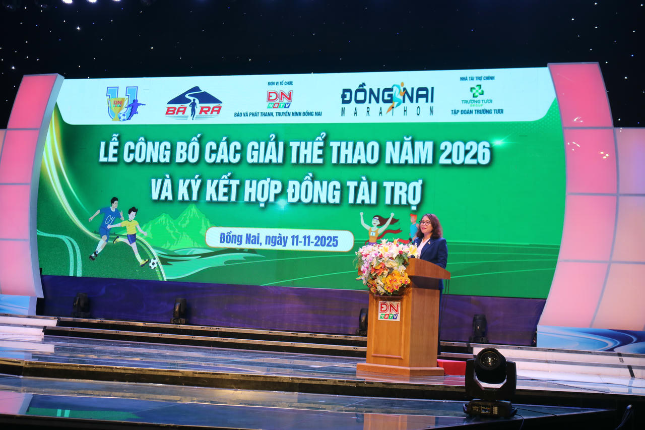 Bà Nguyễn Thị Minh Nhâm - Tỉnh uỷ viên, Tổng Biên tập Báo và phát thanh, truyền hình Đồng Nai, Trưởng Ban Tổ chức phát biểu tại buổi lễ.