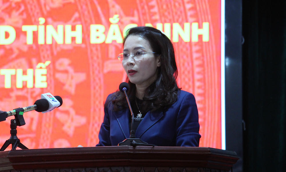 Phó Bí thư Thường trực Tỉnh ủy Nguyễn Thị Hương phát biểu tại buổi tiếp xúc cử tri.