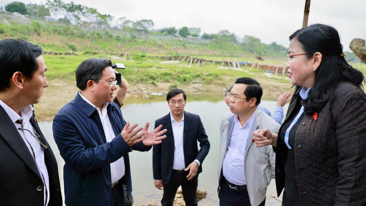 Lãnh đạo tỉnh Phú Thọ trao đổi thông tin với đoàn khảo sát. Ảnh: Khánh Trang.