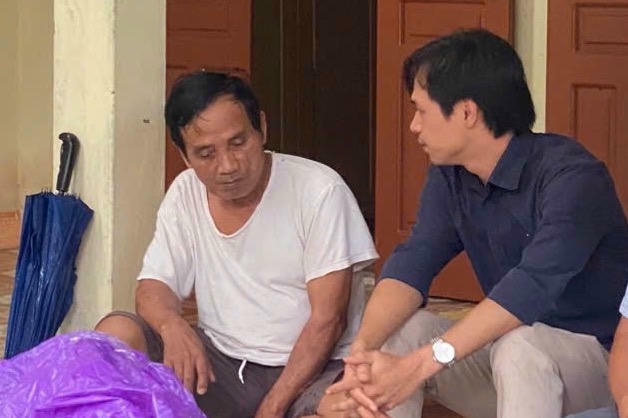 Ông Xuân Văn Thọ (áo trắng, bên trái) tại buổi trao đổi với PV (Ảnh: Gia Hải).