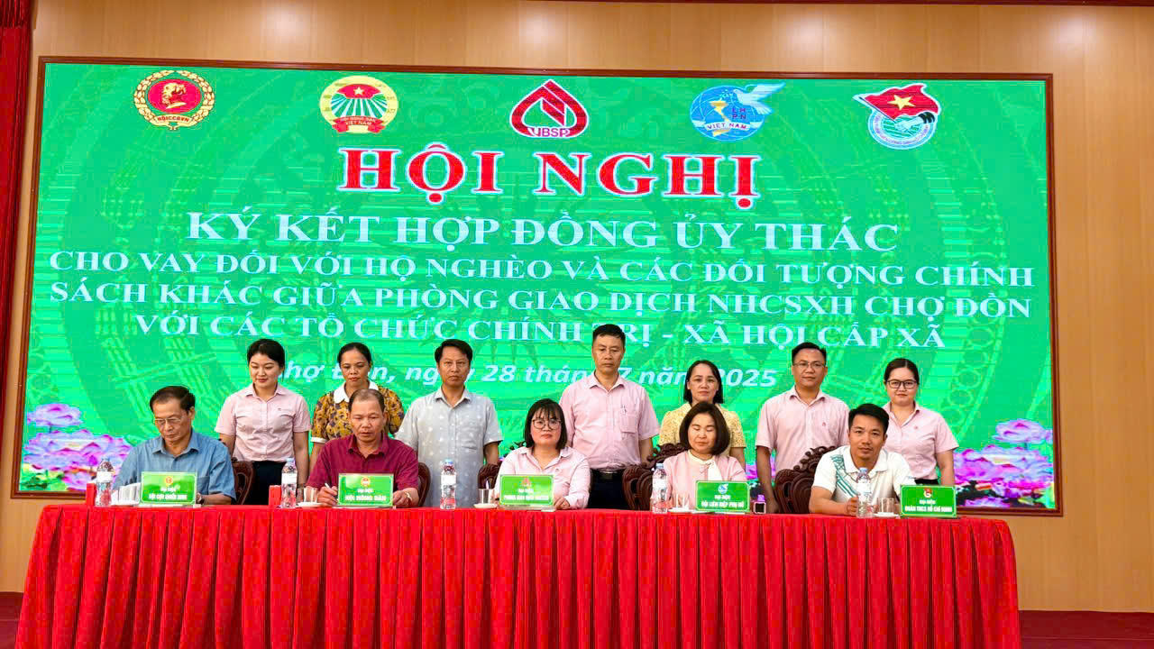 Giám đốc kiêm Bí thư chi bộ Đảng NHCSXH Chợ Đồn, bà Nông Thị Thu Hoài (người đeo kính) làm tốt công tác ký hợp đồng ủy thác với các hội đoàn thể vay vốn chính sách và luôn kiểm tra hoạt động của các điểm giao dịch.
