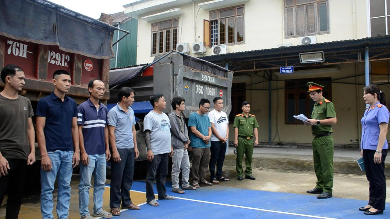 Lực lượng chức năng tỉnh Quảng Ngãi đọc lệnh khởi tố các đối tượng trong đường dây khai thác cát trái phép.