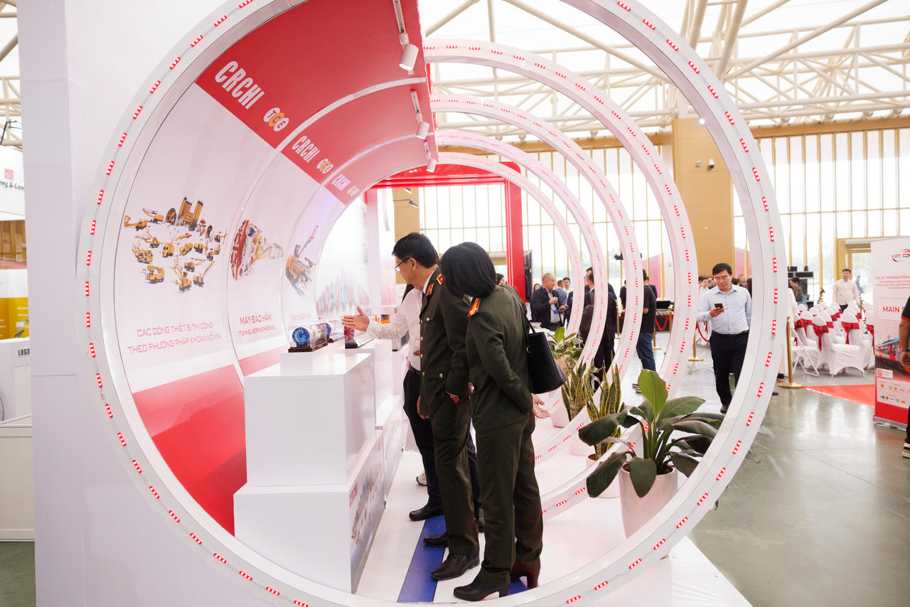 VRT &amp; CONS 2025 quy tụ gần 90 doanh nghiệp trong nước và quốc tế có các công nghệ, sản phẩm liên quan đến lĩnh vực đường sắt tốc độ cao đến từ Đức, Hàn Quốc, Trung Quốc, Nhật Bản, Pháp và nhiều quốc gia khác