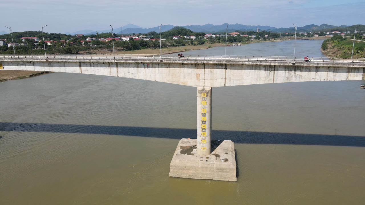 Phần cọc khoan nhồi trụ T5 cầu Sông Lô ngập trong nước sông. Ảnh: Đức Tuyển.