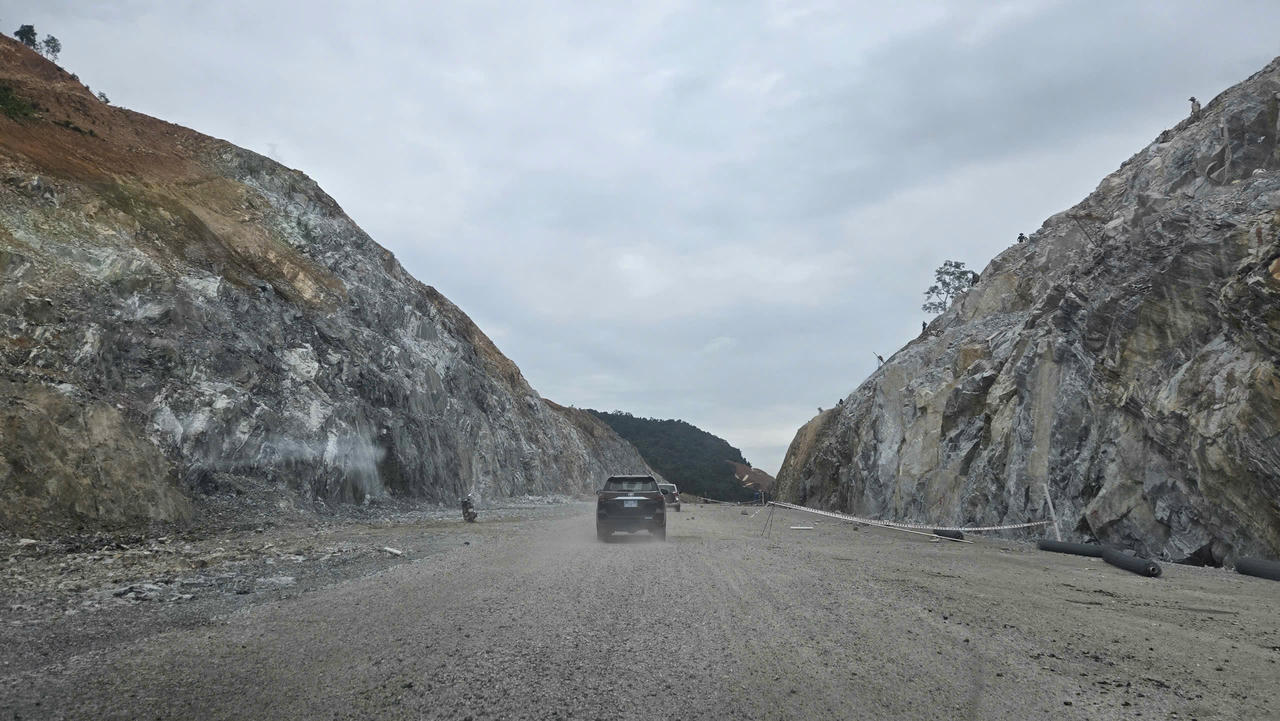 3 km thi công khó khăn nhất tuyến.