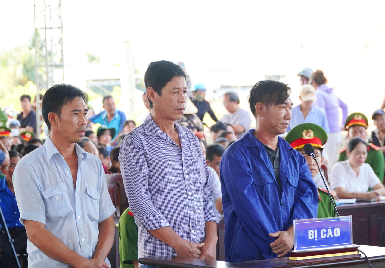 Bị cáo Đinh Công Lý, Tô Hiền Đệ và Nguyễn Chí Linh tại phiên tòa xét xử lưu động.