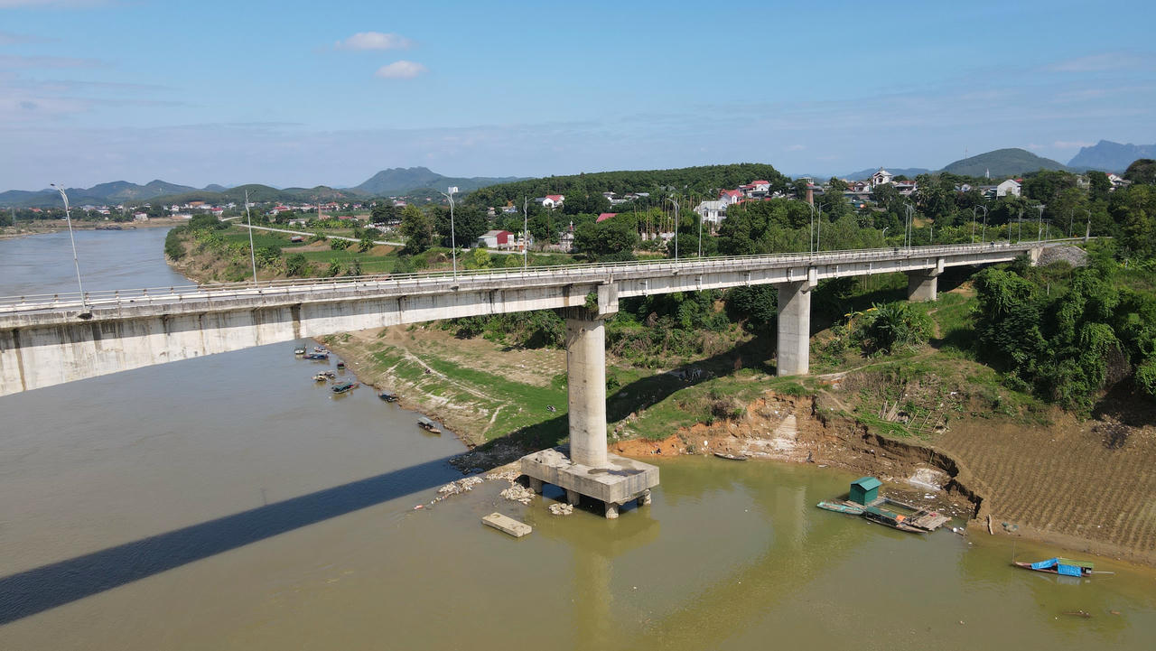 Từ trụ T6 bờ vở sạt lở lộ dân chân móng trụ T7 cầu sông Lô. Ảnh: Đức Tuyển