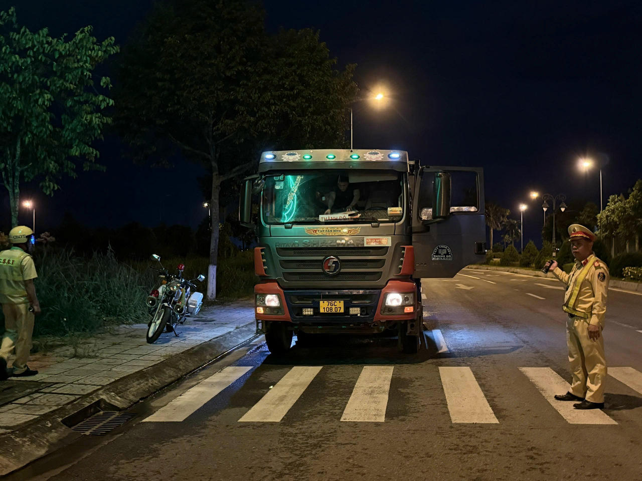 Xe tải chở cát từ khu vực khai thác cát trái phép.