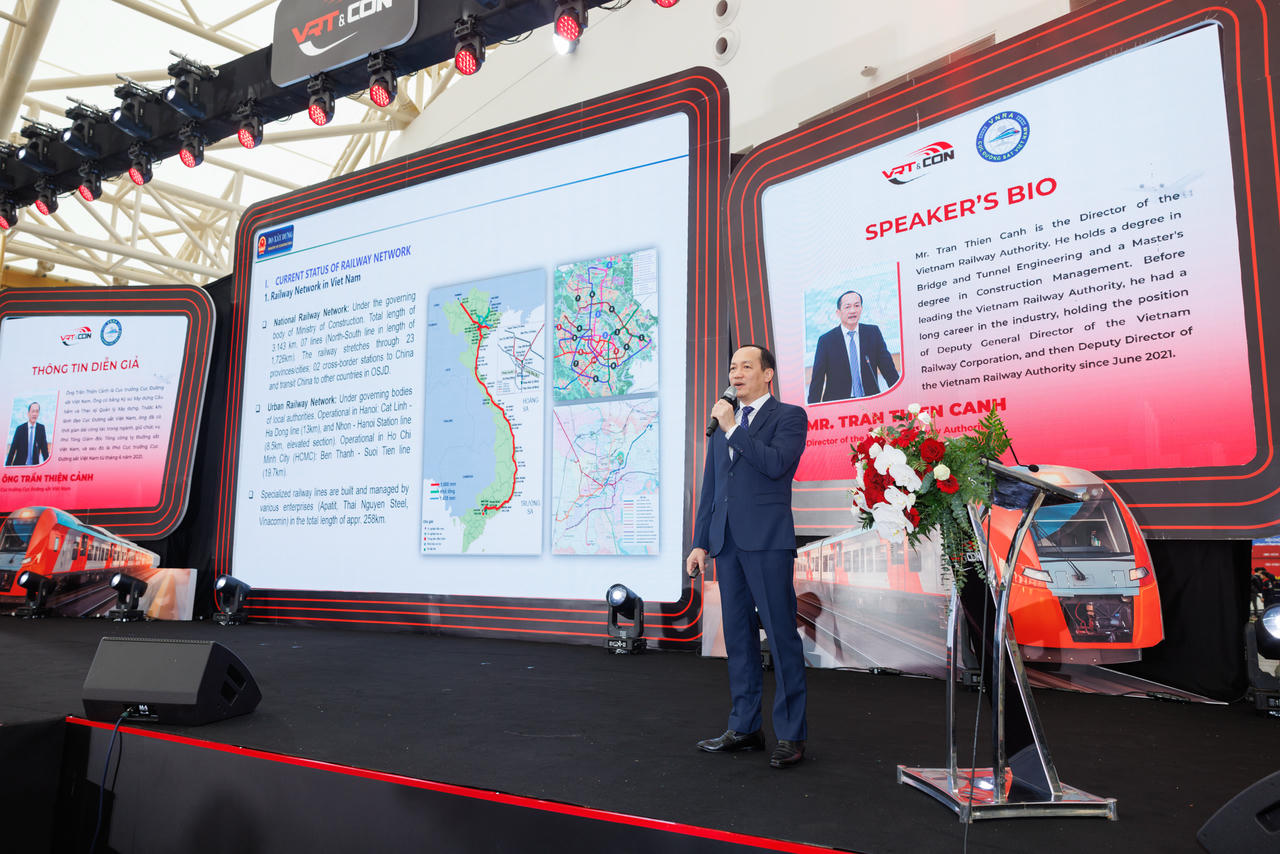 Diễn giả đang thảo luận về quy hoạch mạng lưới đường sắt quốc gia và kinh nghiệm xây dựng hệ sinh thái công nghiệp đường sắt